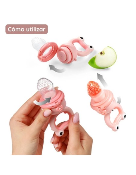alimentador-antiahogo-rana-babyono-4.jpg – Alimentador antiahogo BabyOno en uso con fruta.