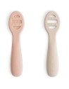 Pack 2 cucharas color Rosa y Beis Solid First Feeding Mushie